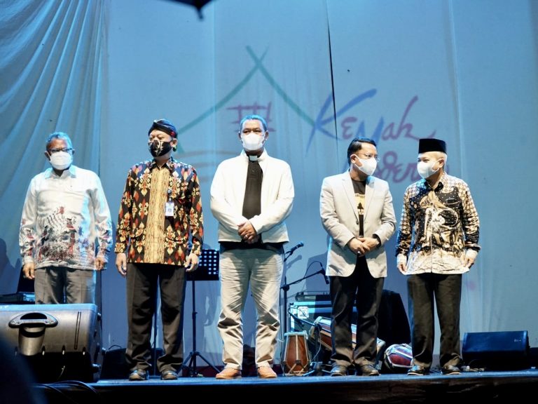 d4fcc05bd8205c41fbe4f2645bf0c6b8-tiga-kepala-daerah-terima-penghargaan-bupati-teladan-dari-kemenag