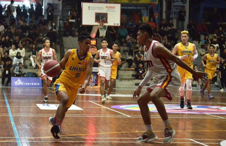 pemain tim basket putra UKSW saat menghadapi tim basket putra USM dalam final SBL 2023 (6)
