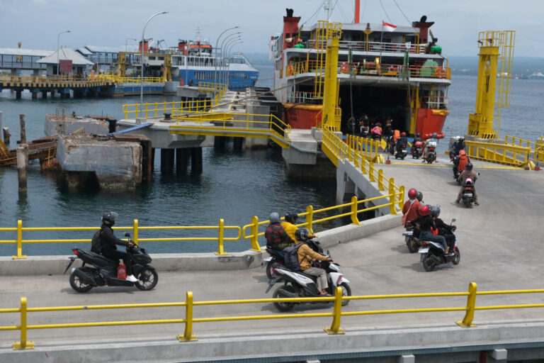 Pemudik bersepeda motor memasuki kapal pada H-6 Idul Fitri 1445 H di Pelabuhan Gilimanuk, Jembrana, Bali, Kamis (4/4/2024).