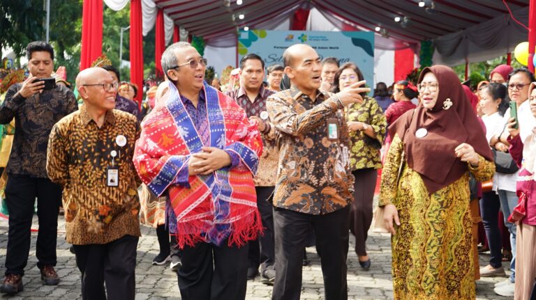 4) Dirjen Yankes dr. Azhar Jaya, SKM, MARS didampingi Dirut RS Adam Malik dr. Zainal Safri,M.Ked(PD), Sp.PD-KKV, Sp.JP(K) menghadiri acara puncak perayaan HUT ke-31 RS Adam Malik