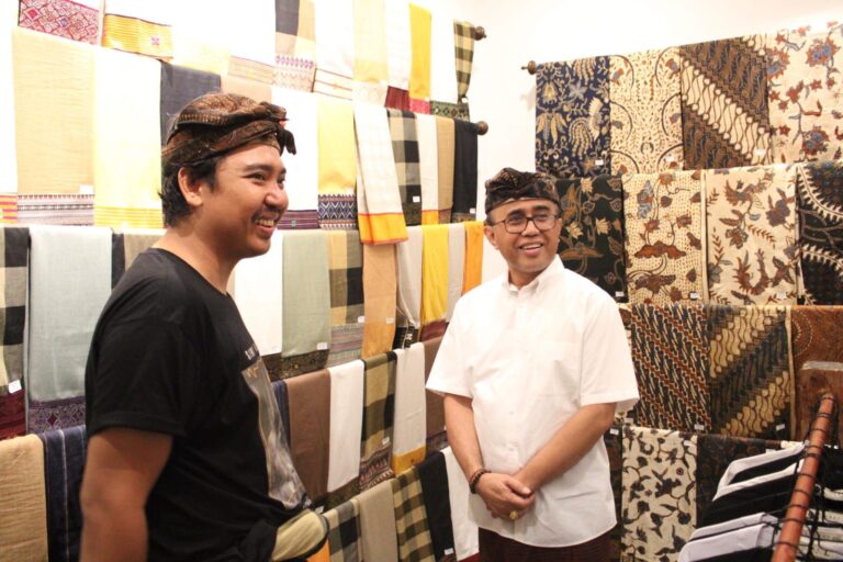 Berita_242608090840_support-umkm-lokal-walikota-jaya-negara-resmikan-toko-busana-adat-simbar-bali-klasik