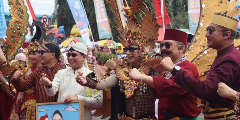 Kemeriahan-Pawai-Kebangsaan-Purbalingga-Ribuan-Warga-Disuguhkan-Penampilan-Seni-dan-Budaya-yang-Memukau-1280x640