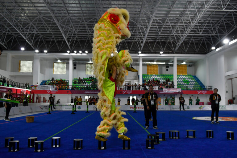 Tim barongsai DKI Jakarta Stefanus Kia (atas) dan rekannya Hansen Tanujaya (bawah) beraksi dalam barongsai nomor halang rintang PON XXI Aceh-Sumut di Martial Art Arena, Deli Serdang, Sumatera Utara, Rabu (4/9/2024).