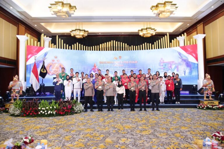 SSDM-Polri-Berikan-Penghargaan-Pin-Emas-1024x683