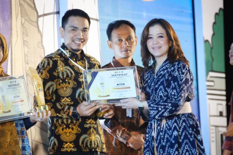 ab8563f2-e51b-4992-b5a5-75948f5a31e7