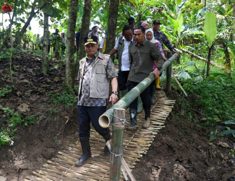 gub-tinjau-banjir-grobogan11-1024x791