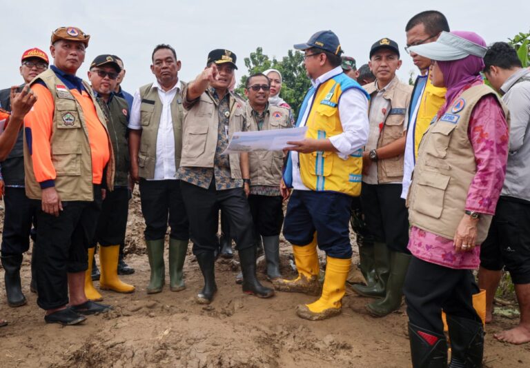 gub-tinjau-banjir-grobogan9