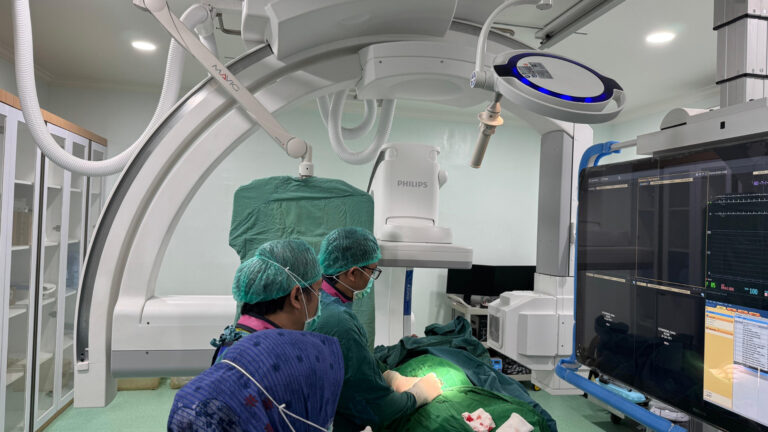 2) Penanganan aneurisma otak di Cathlab Biplane dalam layanan stroke di RS Adam Malik