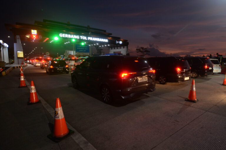 Sejumlah kendaraan antre saat akan melakukan pembayaran elektronik jalan tol Solo-Yogyakarta di Gerbang Tol (GT) Prambanan, Klaten, Jawa Tengah, Minggu (22/3/2026). Data PT Jasamarga Jogja Solo pada Minggu (22/3) dari pukul 06.00 WIB hingga 16.00 WIB sebanyak 15 ribu kendaraan keluar melalui GT Prambanan menuju jalan arteri Solo-Yogyakarta. ANTARA FOTO/Aloysius Jarot Nugroho/wsj. Sejumlah kendaraan antre saat akan melakukan pembayaran elektronik jalan tol Solo-Yogyakarta di Gerbang Tol (GT) Prambanan, Klaten, Jawa Tengah, Minggu (22/3/2026).