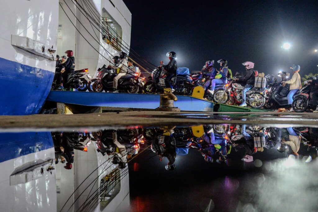 antarafoto-puncak-arus-mudik-motor-di-pelabuhan-ciwandan-1774220809