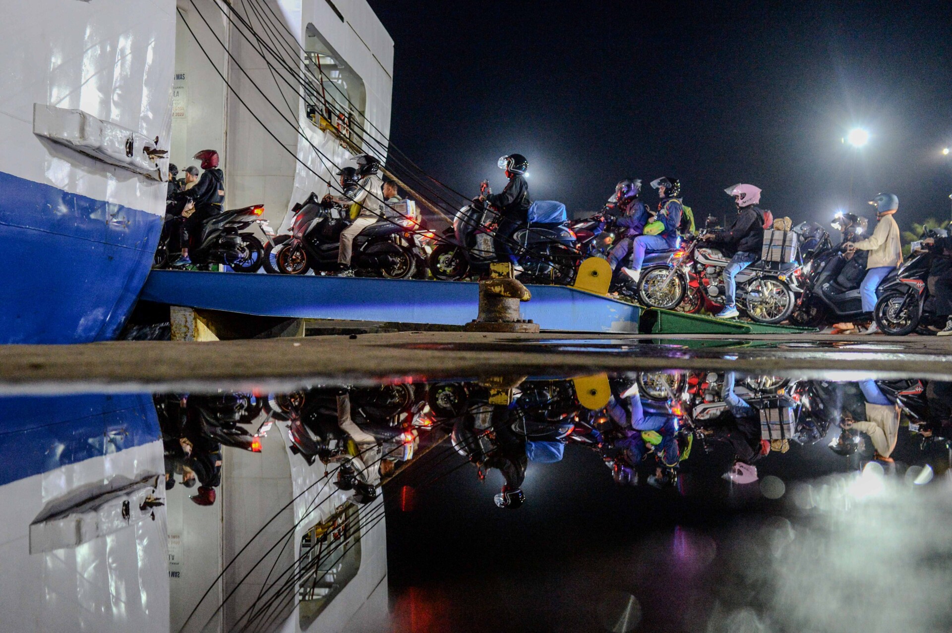 antarafoto-puncak-arus-mudik-motor-di-pelabuhan-ciwandan-1774220809